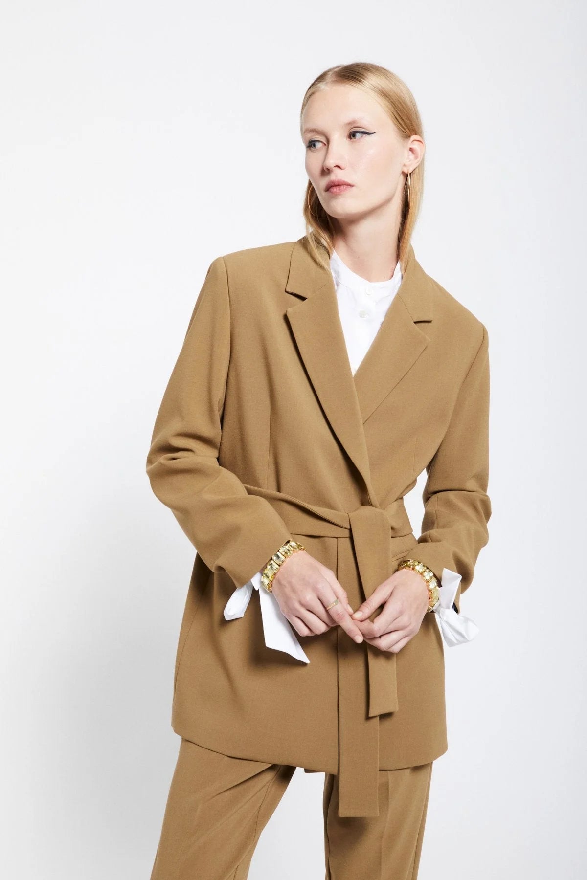 Full-length view of the Ottod’Ame brown midi blazer with matching belt and structured silhouette.