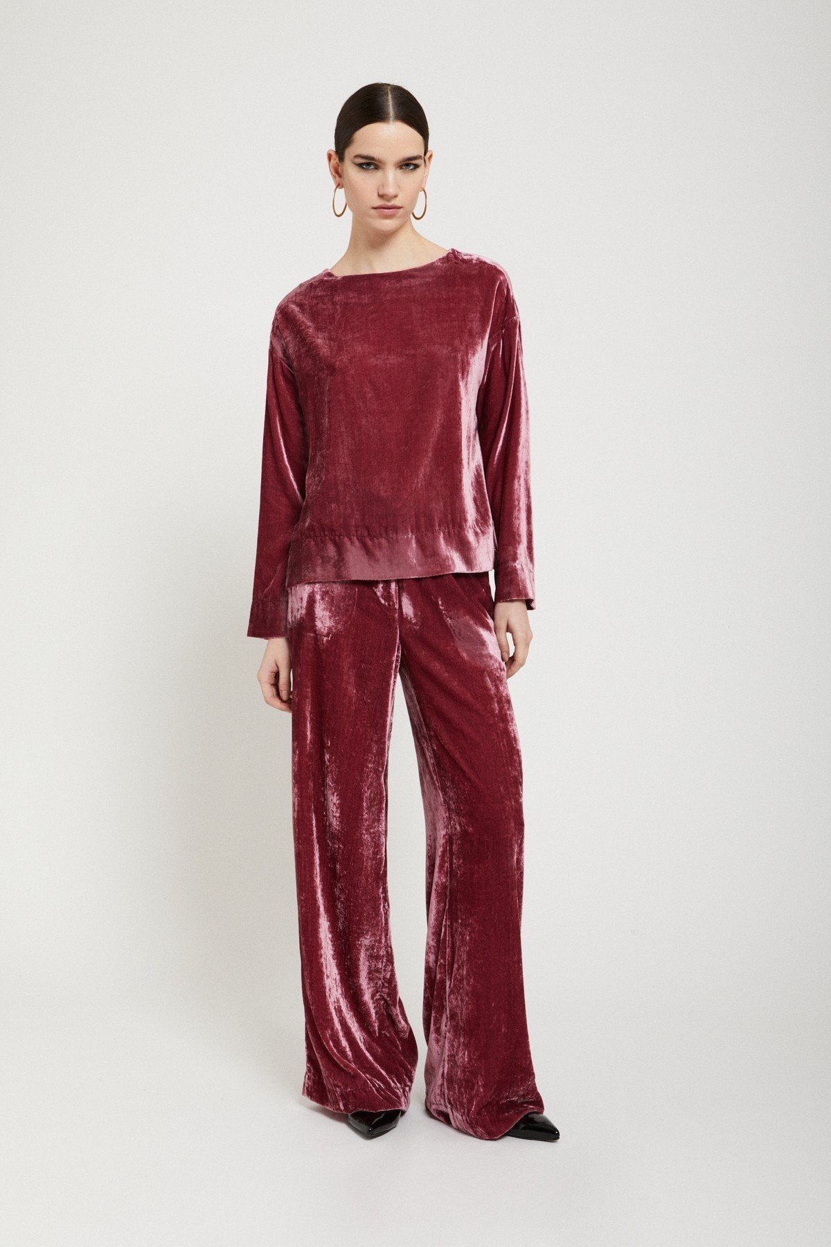 Red velvet palazzo trousers styled in an elegant evening look. SOPHiEL